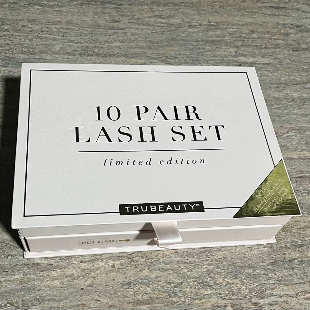 NIB Tru Beauty Limited Edition 10 pair handmade lash set with mirror and storage